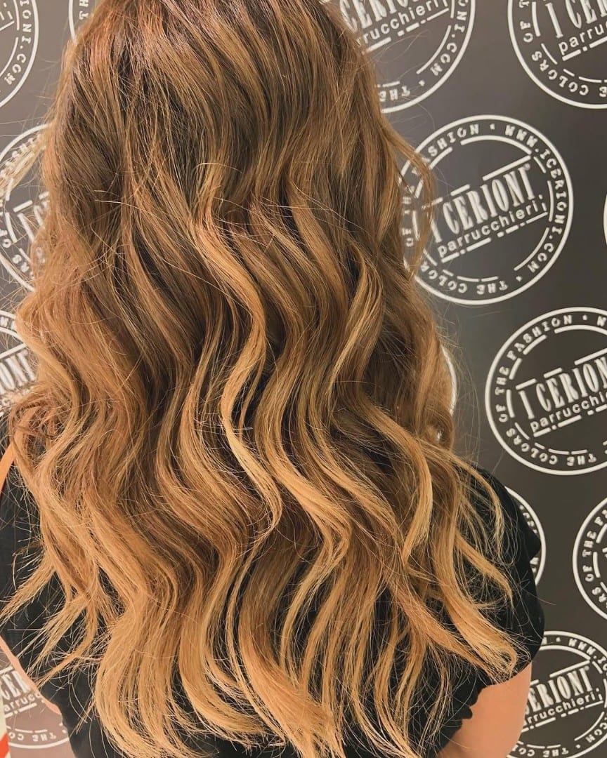 Onde morbide realizzate in salone, davanti alla parete con il logo I Cerioni